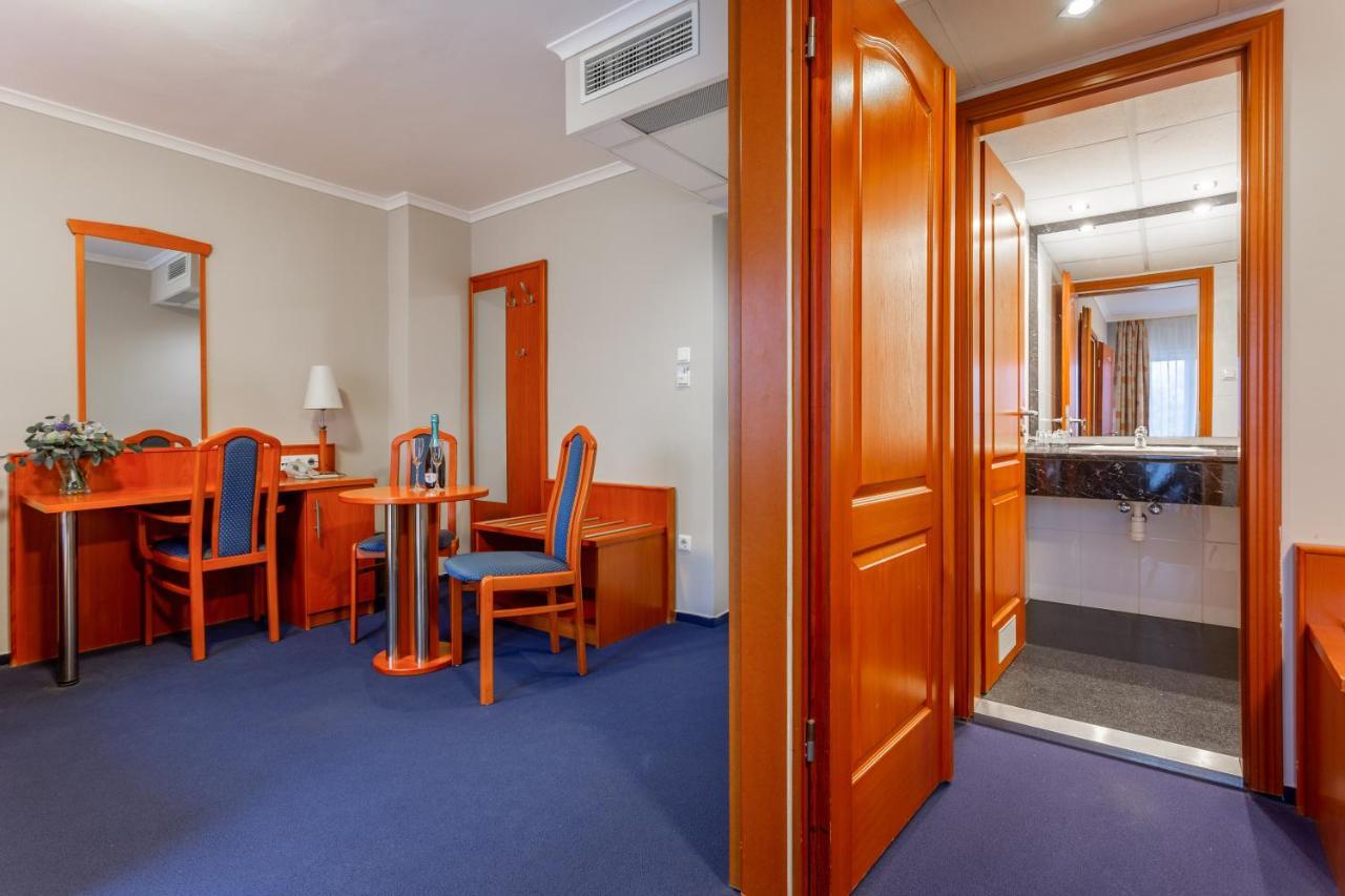 Szonyi Garden Hotel Pest บูดาเปสต์ ภายนอก รูปภาพ