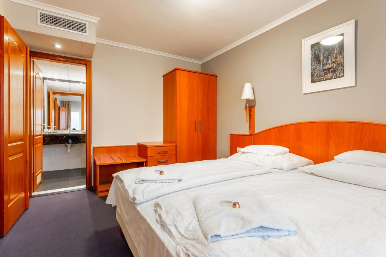 Szonyi Garden Hotel Pest บูดาเปสต์ ภายนอก รูปภาพ