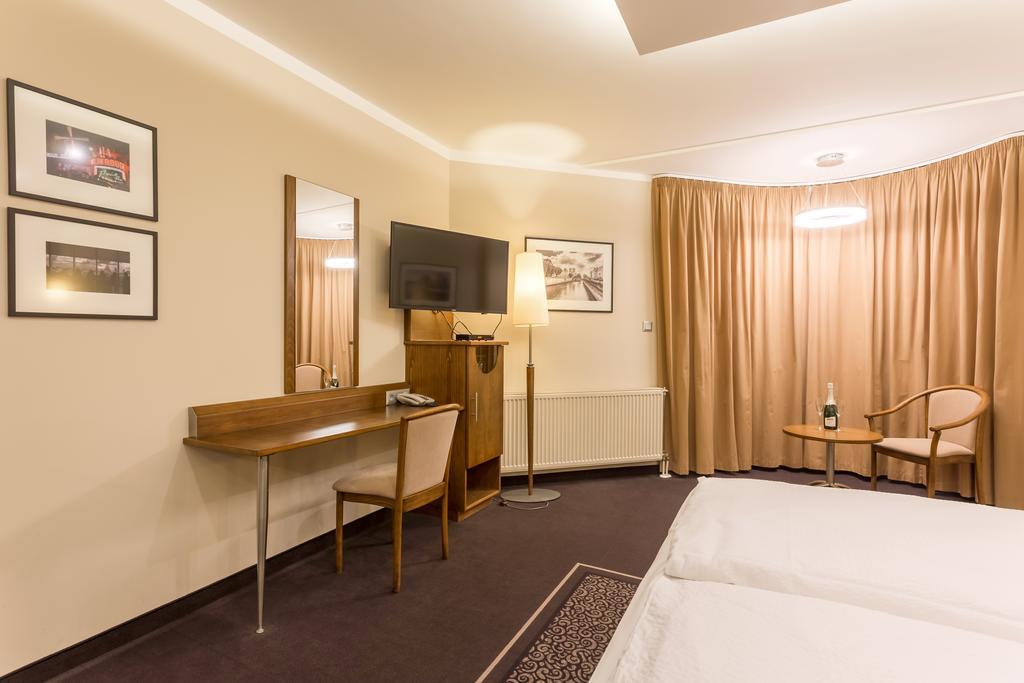 Szonyi Garden Hotel Pest บูดาเปสต์ ภายนอก รูปภาพ