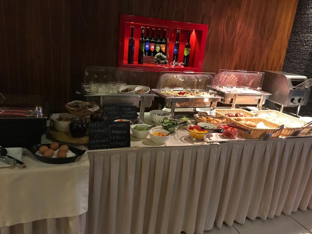 Szonyi Garden Hotel Pest บูดาเปสต์ ภายนอก รูปภาพ